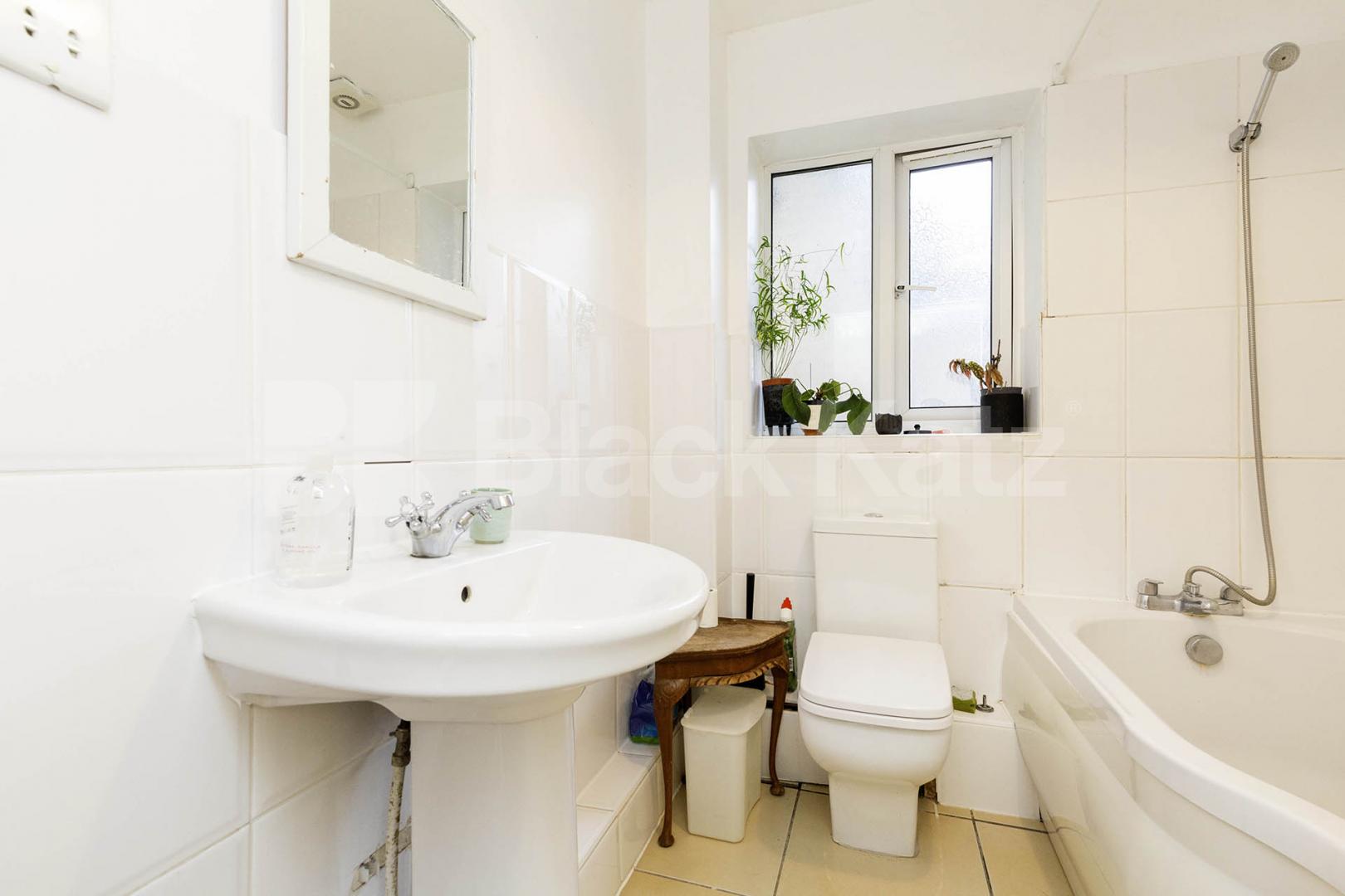 4 bedroom house located a short walk to Stoke Newington Station  Listria Park, Stoke Newington